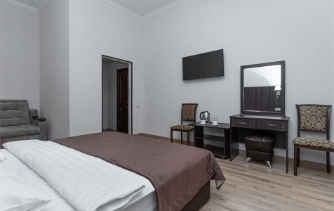 Стандарт 3-местный улучшенный с одной кроватью + диван, фото 2