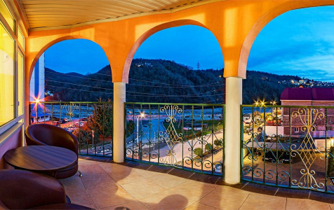 Люкс 2К Люкс 5-местный Горы и набережная (общий балкон), фото 4