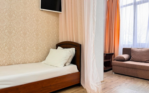 Комфорт 5ти местный комфорт с видом на столовую и территорию отеля, фото 2