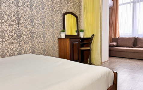 Комфорт 5ти местный комфорт с видом на столовую и территорию отеля, фото 4